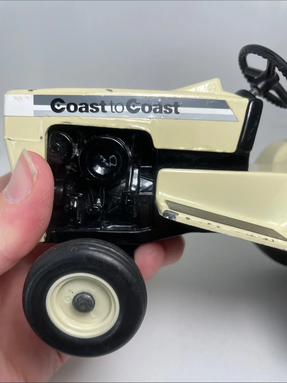 ERTL COAST TO COAST LAWN & GARDEN TRACTOR  1:12 MODEL TOY 1988